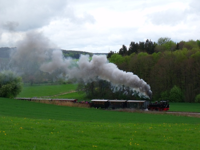99 633 Tv mit Zug Warthausen→Ochsenhausen in der Steigung bei Wennedach, um 11:11h am 2.Mai 2015