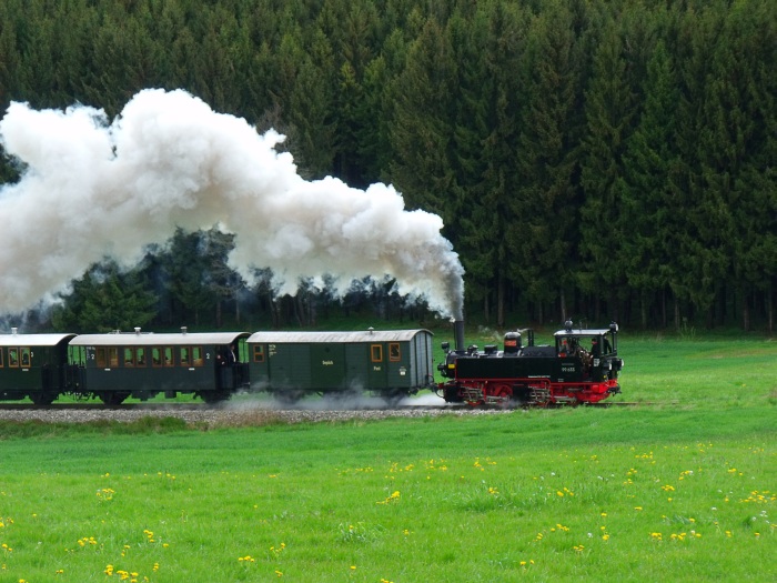 99 633 Tv mit Zug Warthausen→Ochsenhausen in der Steigung bei Wennedach, um 11:11h am 2.Mai 2015