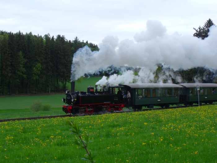 99 633 an einer schön beblümten Frühlingswiese in der Steigung zwischen Reinstetten und Wennedach bei km 16,4, um 12:27h am 02.05.2015