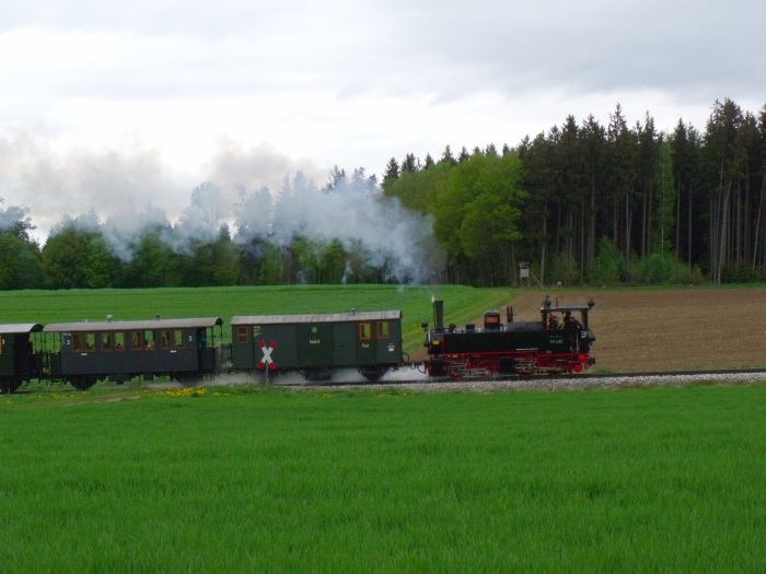 99 633 Tv mit Zug Warthausen→Ochsenhausen, an den Feldern kurz vorm Scheitelpunkt der Steigung oberhalb von Wennedach, bei km 15,4, um 15:30h am 02.05.2015