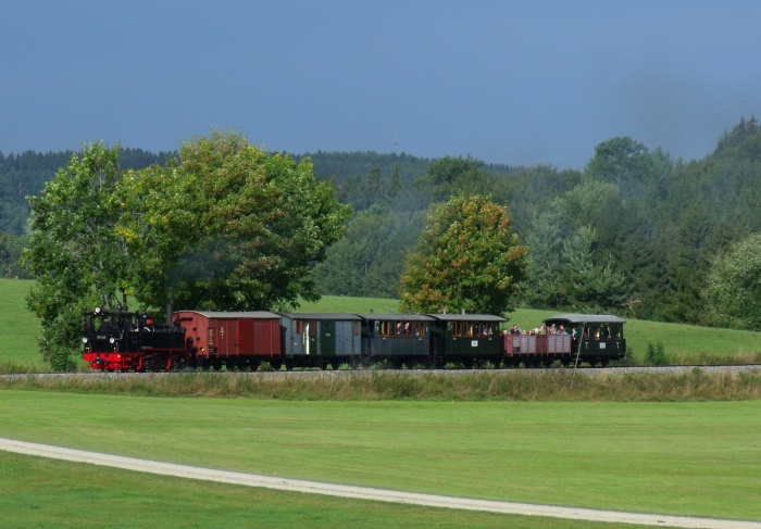 99 633 Tv mit Zug Warthausen-Ochsenhausen, in der üblicherweise aufgesuchten Steigung bei Wennedach, um 9:45h am 13.09.2015