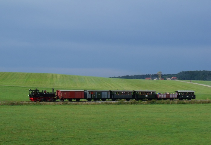 99 633 Tv mit Zug Warthausen-Ochsenhausen, in der üblicherweise aufgesuchten Steigung bei Wennedach, um 9:45h am 13.09.2015