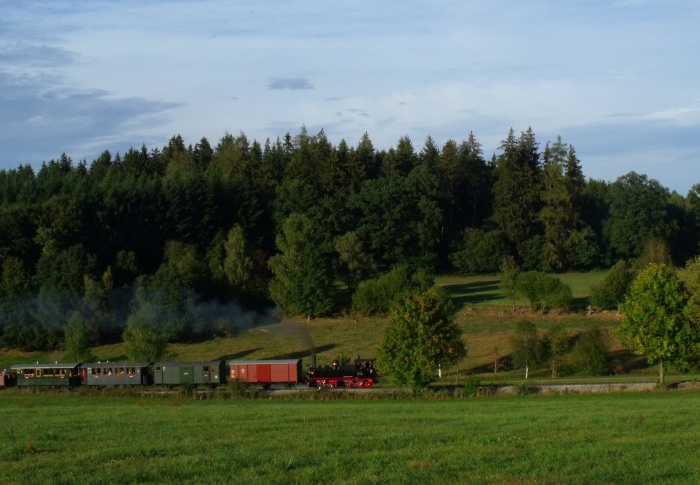 99 633 Tv mit Zug Warthausen-Ochsenhausen, in der Steigung bei Wennedach, um 18:24h am 13.09.2015
