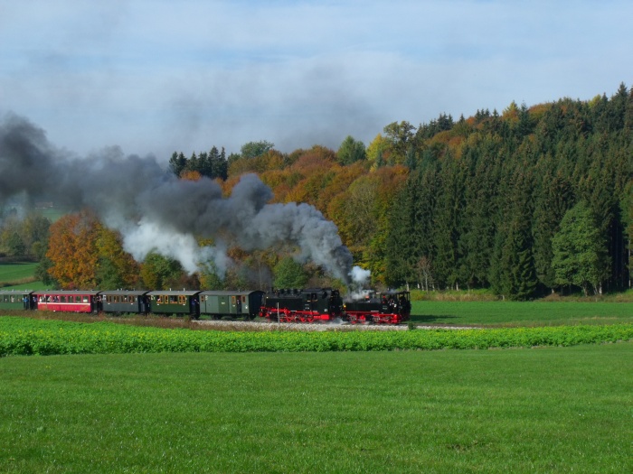 99 933 Tv + 99 788 Tv mit Sonderzug der UEF nach Ochsenhausen, bei Wennedach, um 12:15h am 24.10.2015