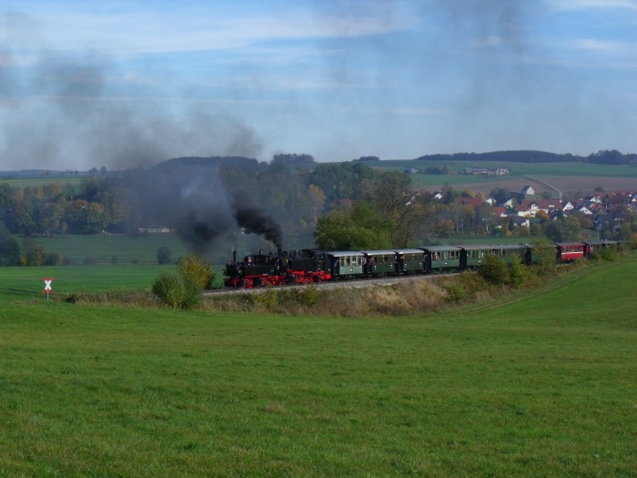 99 933 + 99 788 mit Sonderzug der UEF zurück nach Warthausen, nähern sioch dem Fotohalt oberhalb von Reinstetten, um 15:07h am 24.10.2015