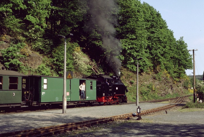 99 713 mit Sonderzug in Seifersdorf, am 18.05.2002