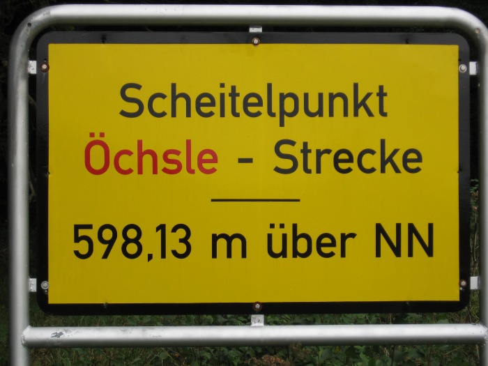 Scheitelpunkt-Schild der Öchsle-Bahn, am 08.09.2007