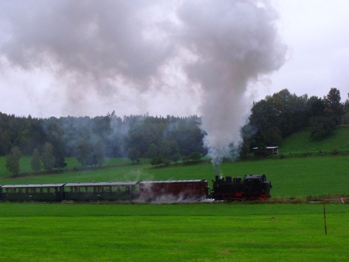 99 716 Tv mit Zug Warthausen-Ochsenhausen, Steigung bei Wennedach (leider im strömenden Dauerregen), um 11:21h am 18.09.2011