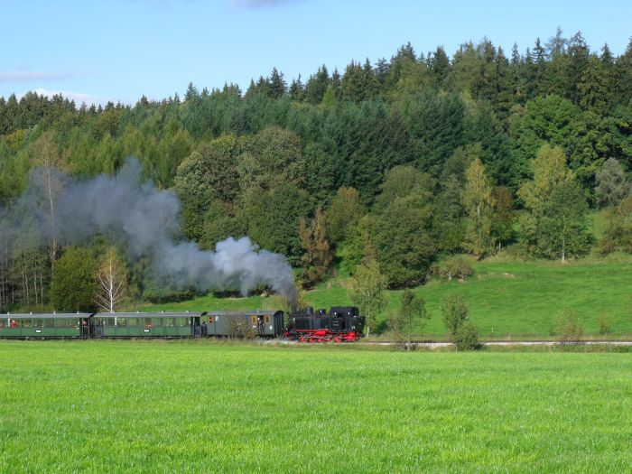 99 716 Tv mit Zug Warthausen-Ochsenhausen, Steigung bei Wennedach, um 15:25h am 09.10.2011