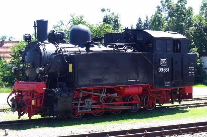 99 651 wird präsentiert in Ochsenhausen, am 10.07.2016 etwa um 13:15h fotografiert