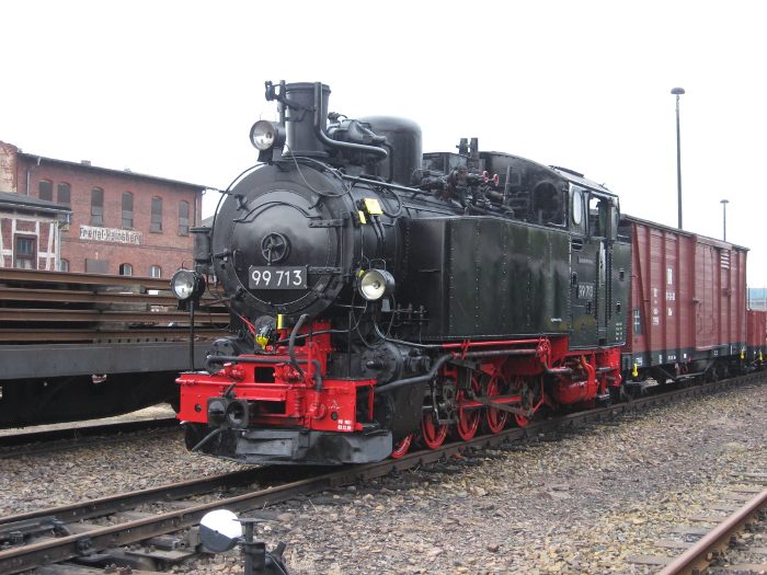 99 713 vor Ausstellungsgüterzug in Hainsberg am 18.07.2009