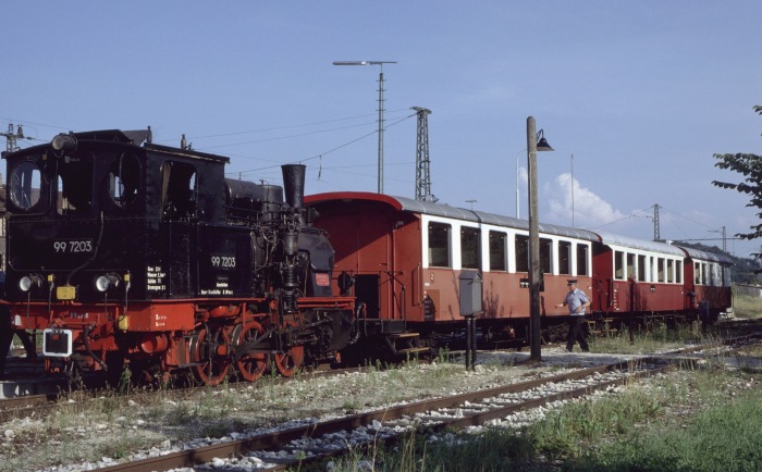 99 7203 Tv mit Zug aus Oppingen in Amstetten eingetroffen, am 07.08.1994