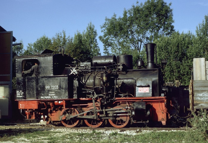 99 7203 wird rückwärts in den Schuppen gefahren, am 07.08.1994