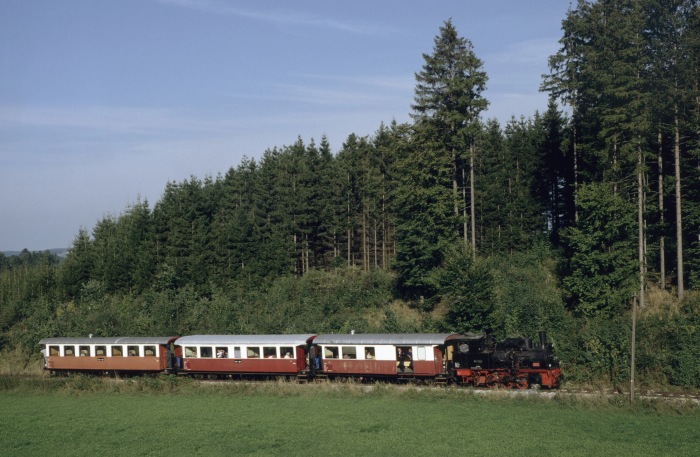 99 7203 aufwärts am letzten Berg vor Oppingen, am 04.09.1994