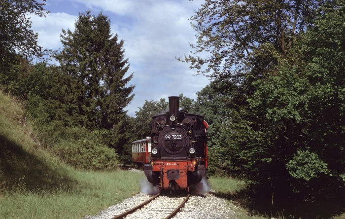 99 7203 auf dem Weg nach Oppingen im kleinen Felseinschnitt hinter Amstetten, 16.07.1995