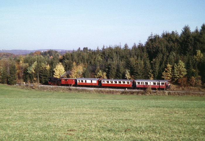 99 7203 Tv abwärts (->Amstetten) unterhalb von Oppingen, am 24.10.2004