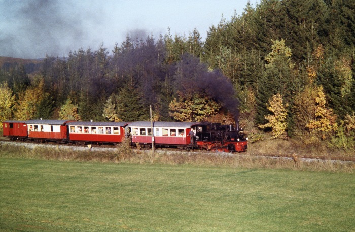 99 7203 im Herbstlicht vor Oppingen, am 24.10.2004