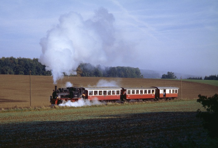 99 7203 am letzten Bahnübergang vor Erreichen des Endpunktes der befahrbaren Strecke, Oppingen, um 10:28h am 09.10.2005
