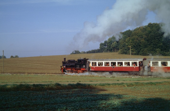 99 7203 am letzten Bahnübergang vor Erreichen des Endpunktes der befahrbaren Strecke, Oppingen, um 10:28h am 09.10.2005