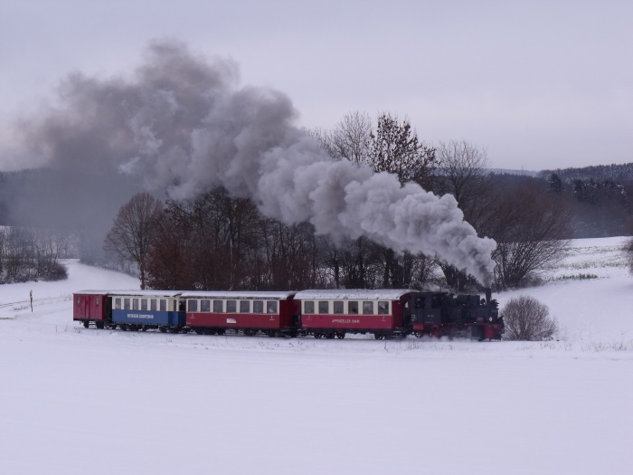 99 7203 mit dem Nikolauszug Nr.6 nach der Wieder-Anfahrt hinterm Nikolaus-Spezialhalt, um 11:52h am 05.12.2010