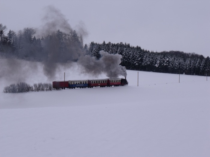 99 7203 mit dem Nikolauszug Nr.6 nach der Wieder-Anfahrt hinterm Nikolaus-Spezialhalt, um 11:52h am 05.12.2010