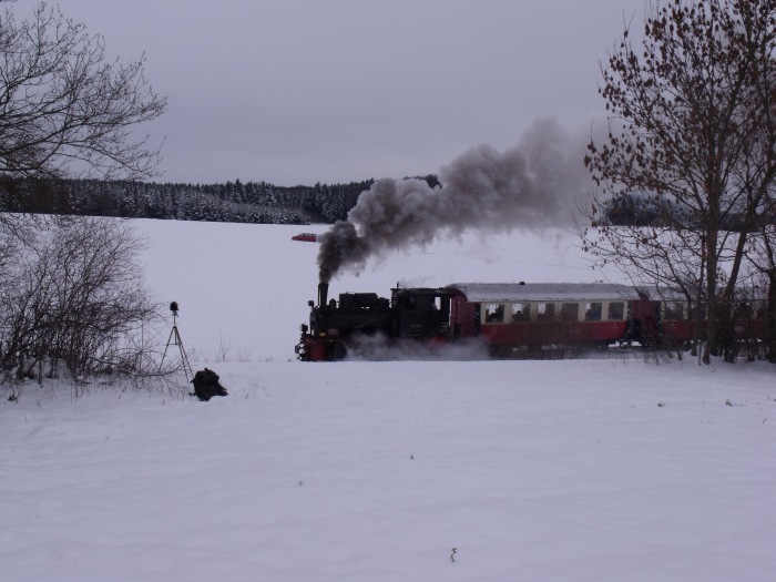 Sound-Aufnahmegerät und: 99 7203 mit dem Nikolauszug Nr.7 gleich hinter dem Start nach Nikolaushalt fotografiert, um 13:25h am 05.12.2010