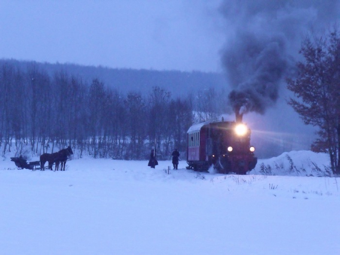 99 7203 mit dem Nikolauszug Nr.9 beim Zwischen-Sonderhalt und neben dem Pferde-Schlitten,um 16:25h am 05.12.2010