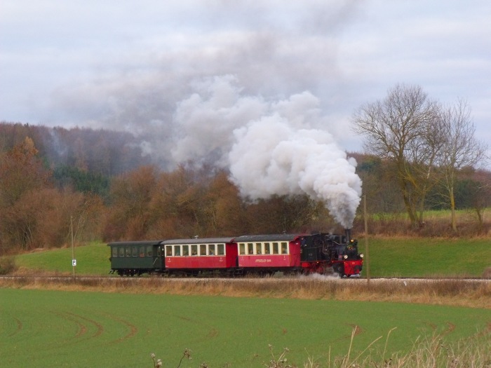 99 7203 mit (viertem) Nikolauszug →Oppingen, Anfahrt am Bahnhübergang am mittleren Duital, nach dem Spezialhalt, um 14:54h am 08.12.2013