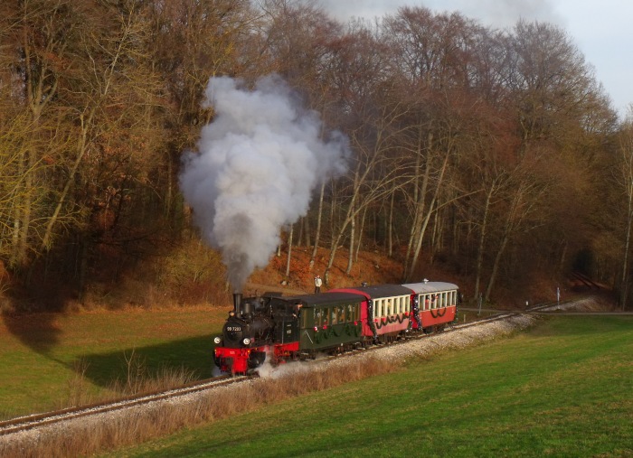 99 7203 kurz nach der schönen Anfahrt hinterm Nikolaus- Spezialhalt am unteren Bahnübergang Waldende mittleres Duital, um 14:48h am 05.12.2015