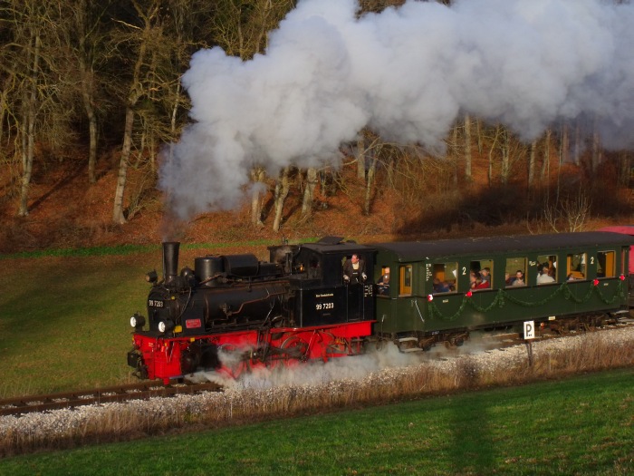 99 7203 kurz nach der schönen Anfahrt hinterm Nikolaus- Spezialhalt am unteren Bahnübergang Waldende mittleres Duital, um 14:48h am 05.12.2015