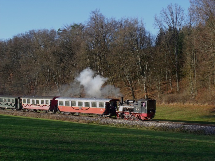 99 7203 Tv von Oppingen zurück nach Amstetten, fotografiert kurz vor dem Wald mittleres Duital km 3,2 (direkt hinterm Zug am Waldrand war der Mikrofonstandort für die Bergfahrt- Aufnahmen), um 14:00h am 06.12.2015