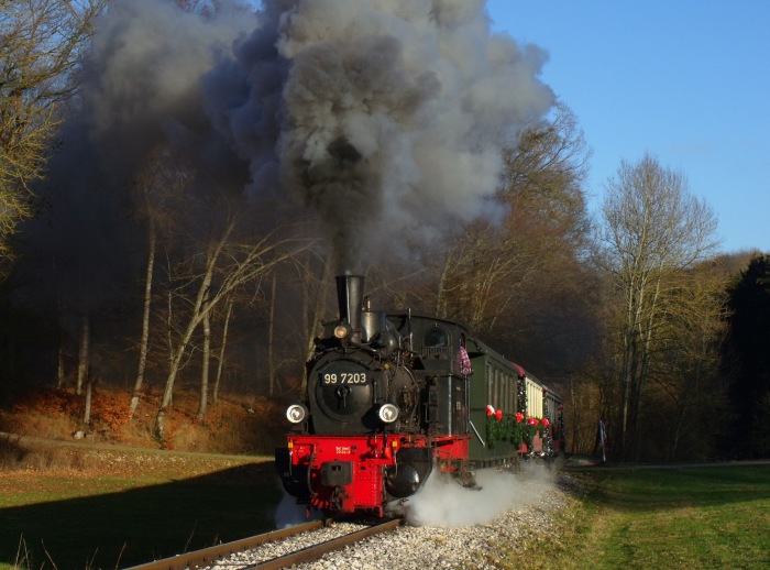 99 7203 wieder mit sehr schönem akustischem und optisch gar phantastischem Start nach dem Nikolaushalt bei Kilometer 3,2 im mittleren Duital, um 14:46h am 06.12.2015