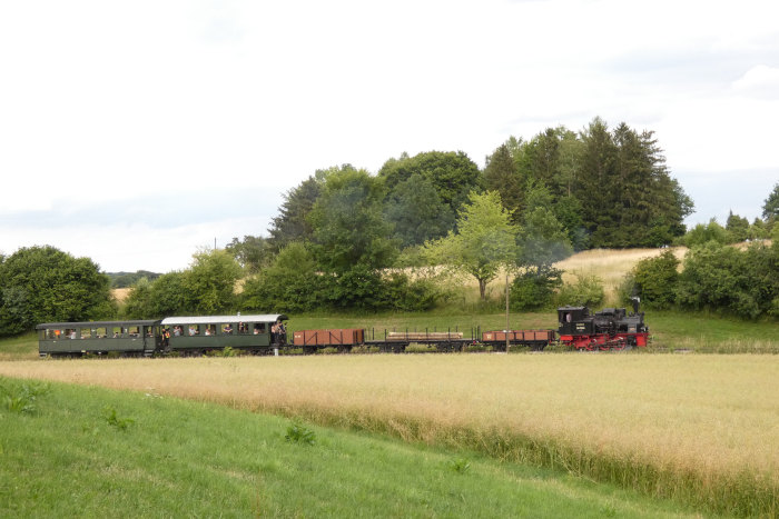 99 7203  mit Foto-GmP Richtung Oppingen ganz weit oben hinterm oberen Duital und ca. 2 km vor Oppingen, um 18:51h am 09.07.2022