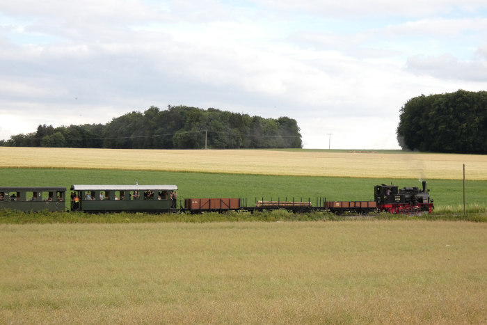 99 7203  mit Foto-GmP Richtung Oppingen ganz weit oben hinterm oberen Duital und ca. 2 km vor Oppingen, um 18:51h am 09.07.2022