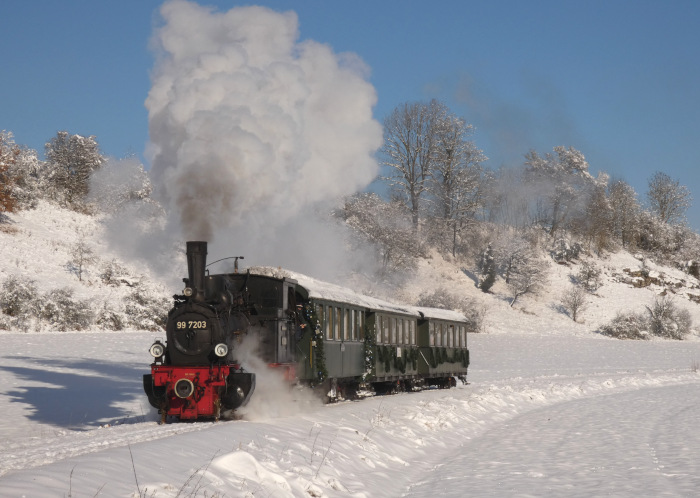 99 7203 mit dem ersten Nikolauszug des Tages im unteren Duital hinter Amstetten, um 12:50h am 03.12.2023