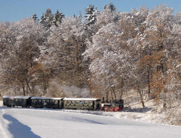 99 7203 Tv auf Talfahrt zurück von Oppingen nach Amstetten am Ende des Waldes am mittleren Duital, um 13:41h am 03.12.2023
