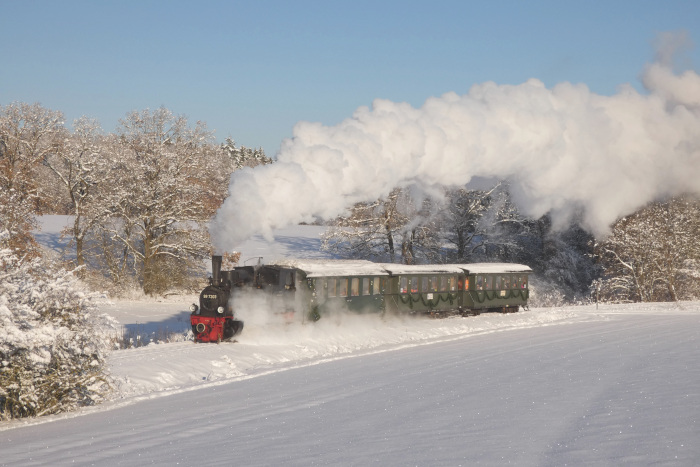 99 7203 mit dem zweiten Nikolauszug nach Oppingen, zwischen den tief verschneiten Feldern am oberen Duital, um 14:00h am 03.12.2023