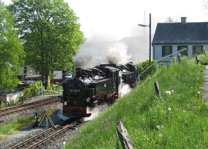 99 1789 + 99 786 vorm P 1001 verlassen gerade den Bahnhof Cranzahl, um 9:40h am 19.05.2007