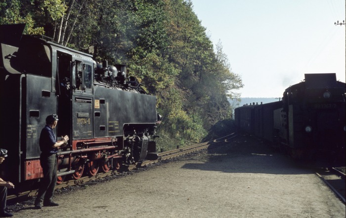 99 1747 Tv abwärts mit Pz kreuzt 99 1734 vor P 14265 aufwärts in Seifersdorf, am 11.10.1976
