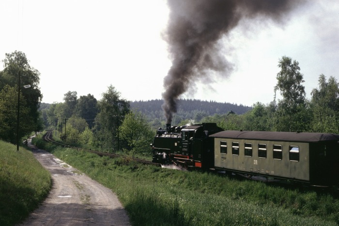 99 1761 mit langem P 14261 hinter Ausfahrt Seifersdorf, am 12.05.1990