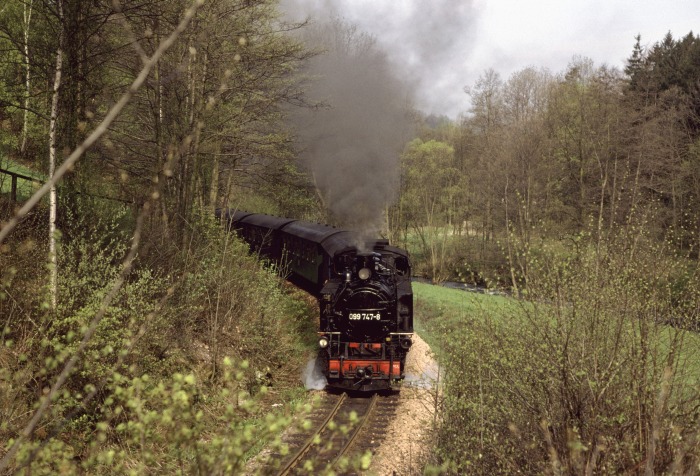 099 747 (99 783) mit Zug 14261 hinter Spechtritz, am 01.05.1992