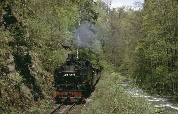099 744 (99 780) mit N 14265 an der Weißeritz im Rabenauer Grund vor Spechtritz, am 04.05.1992