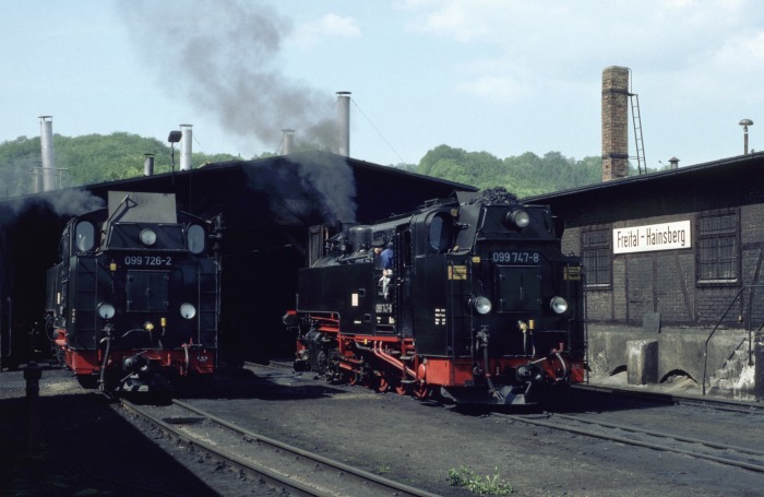 099 747 (99 783) neben 099 726 (99 746) im Bw Hainsberg, am 24.05.1995
