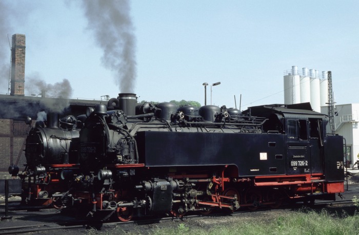 099 726 (99 746) neben 099 747 (99 783) im Bw Hainsberg, am 24.05.1995