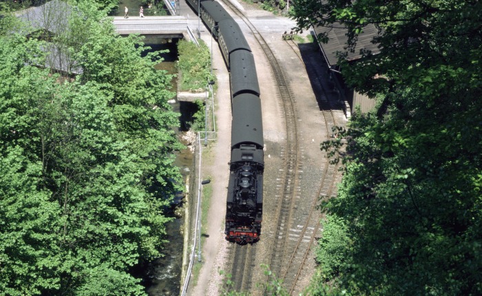 099 747 (99 783) mit RB 7573 in Rabenau (von oben), am 24.05.1995