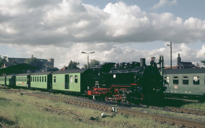 99 734 mit RB 27832 einfahrend Dippoldiswalde, am 03.06.2001