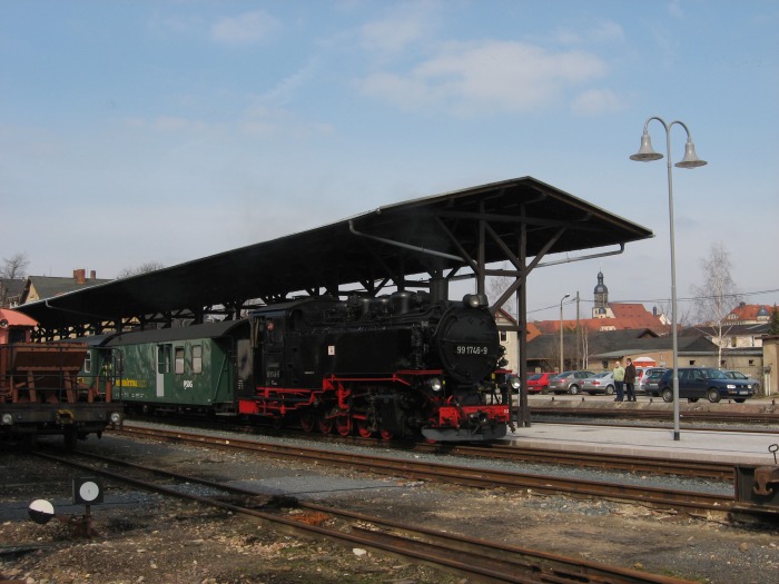 99 1746 mit P 5004 Ankunft in Dippoldiswalde, um 12:57h am 21.03.2009 99 1746 mit P 5004 Ankunft in Dippoldiswalde, um 12:57h am 21.03.2009