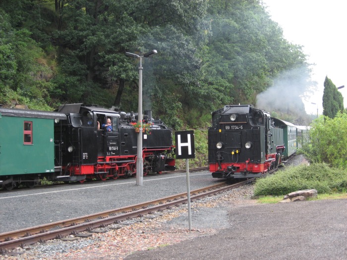 99 1746 mit P 5150 aufwärts nach Dipps läßt den abwärts fahrenden P 5003 passieren, der von 99 1734 Tv „gezogen“ wird, um 11:00h am 18.07.2009 99 1746 mit P 5150 aufwärts nach Dipps läßt den abwärts fahrenden P 5003 passieren, der von 99 1734 Tv „gezogen“ wird, um 11:00h am 18.07.2009