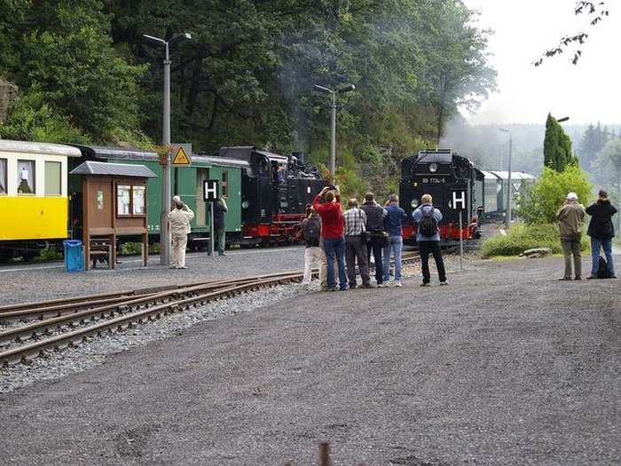 ...und hier steht in der Reihe der Fotografen der Webmaster dieser Seite ganz rechts exakt in dem Moment der Aufnahme des Fotos um 11:00h am 18.07.2009 ...und hier steht in der Reihe der Fotografen der Webmaster dieser Seite ganz rechts exakt in dem Moment der Aufnahme des Fotos um 11:00h am 18.07.2009