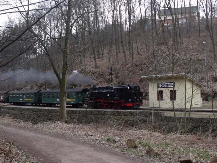 99 1771 Tv abwärts mit dem P 5007 zurück nach Hainsberg, rollt im schön wiederaufgebauten Hp Spechtritz ein, um 15:35h am 25.03.2011 99 1771 Tv abwärts mit dem P 5007 zurück nach Hainsberg, rollt im schön wiederaufgebauten Hp Spechtritz ein, um 15:35h am 25.03.2011